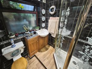 Shower room- click for photo gallery